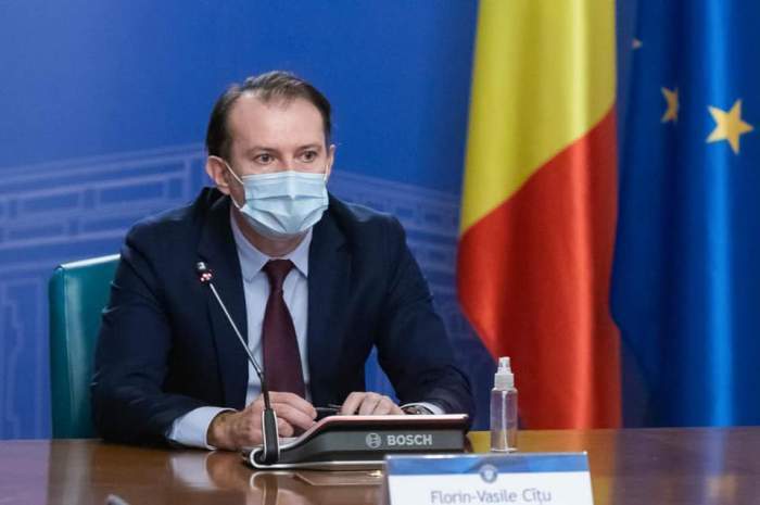 Florin Cîțu, surprins la costum, în cadrul unei ședințe publice, cu masca de protecție pe față