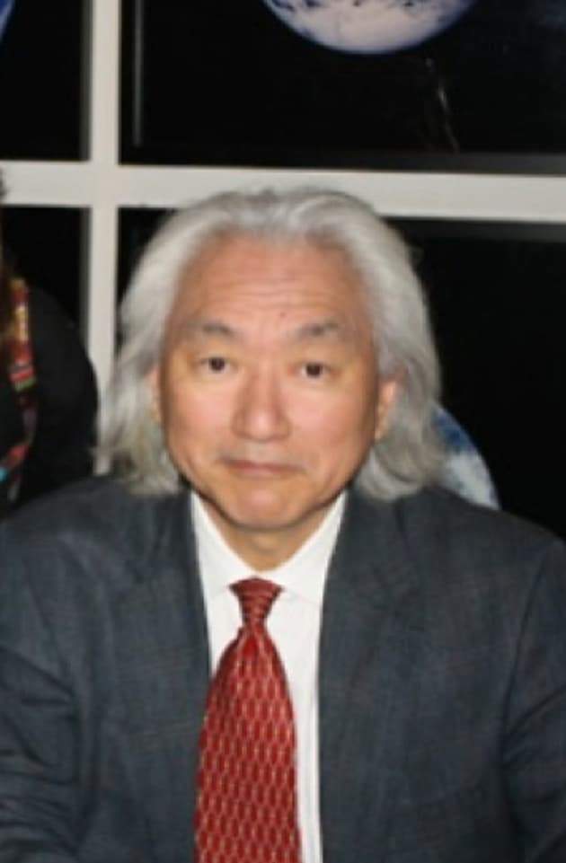 Michio Kaku, în costum, cu cravată roșie și cămașă albă