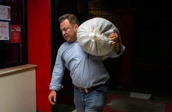 Dragoș Dolănescu cara un sac pentru oamenii din costa rica afectati de pandemie