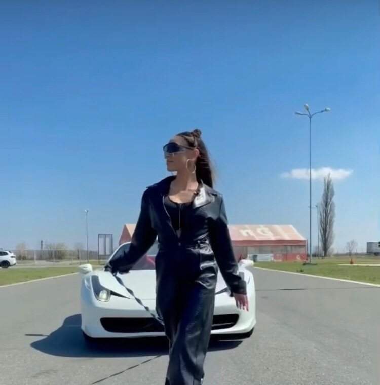 Karmen Simionescu, atacată dur de fani după ce și-a etalat noua mașină pe Instagram. ”Lasă-ne cu superlativul” / FOTO