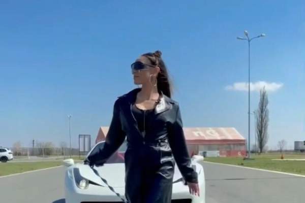 Karmen Simionescu, atacată dur de fani după ce și-a etalat noua mașină pe Instagram. ”Lasă-ne cu superlativul” / FOTO