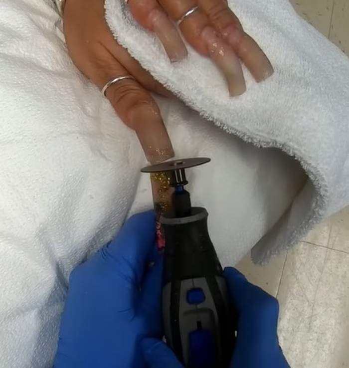 Femeia cu cele mai lungi unghii din lume le-a tăiat după aproape trei decenii. Intrase în Cartea Recordurilor / VIDEO