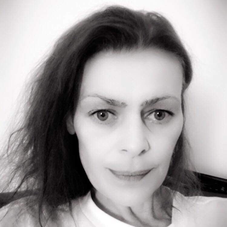catalina isopescu selfie alb negru
