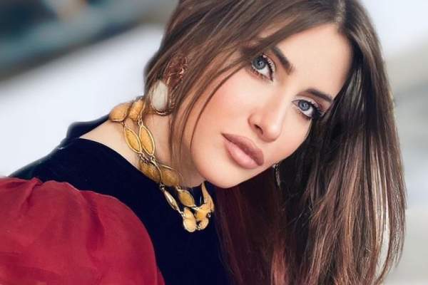 Iulia Albu, reacție acidă, după ce fanii au atacat-o că a pozat sumar îmbrăcată: „Îmi este milă de oameni ca tine” / FOTO