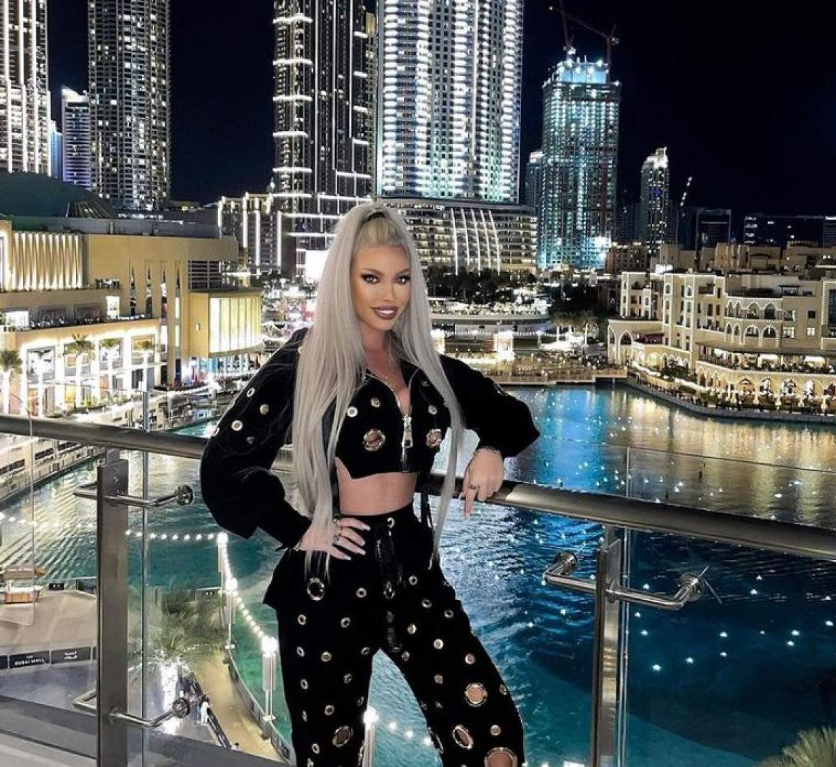 Loredana Chivu este in Dubai si sta la balconul hotelului, cu view
