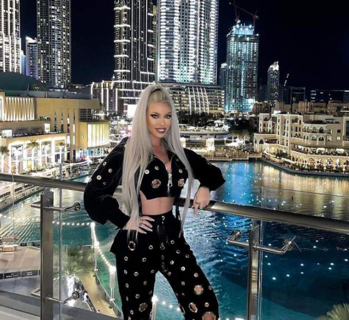 Loredana Chivu este in Dubai si sta la balconul hotelului, cu view