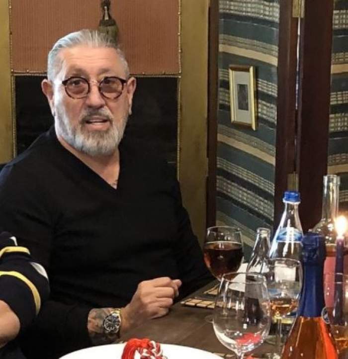 Serghei Mizil cu bluză neagră, la masă.