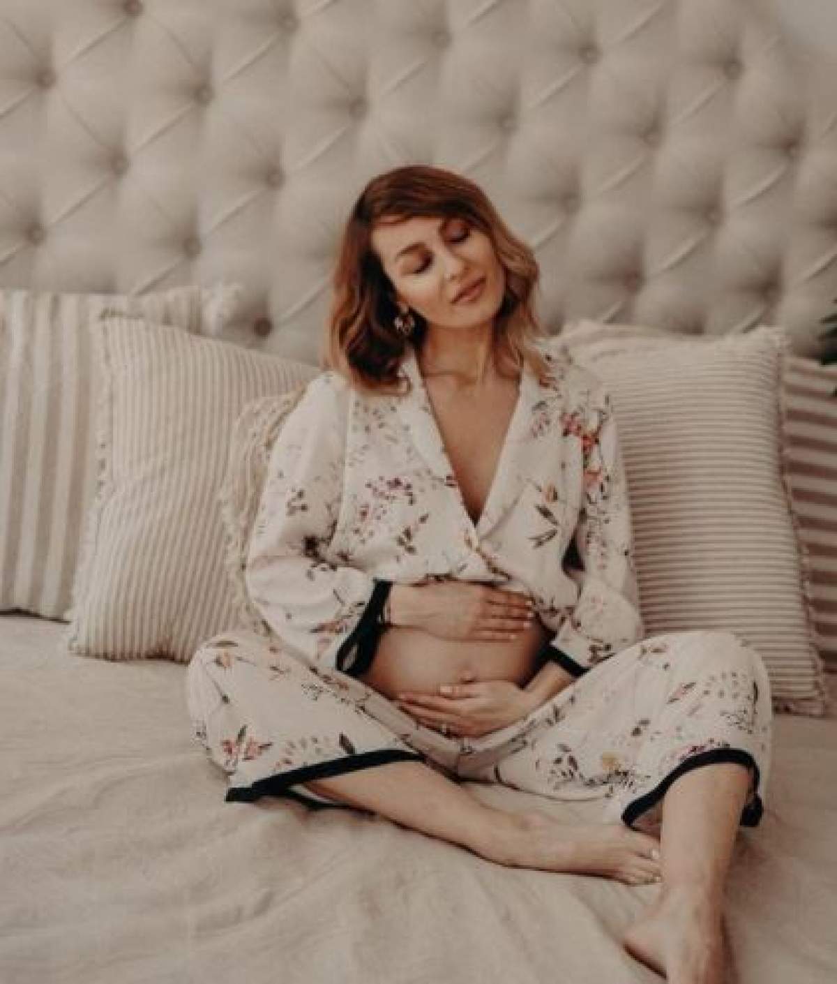 Flavia Mihășan cu burtica de gravidă la vedere.