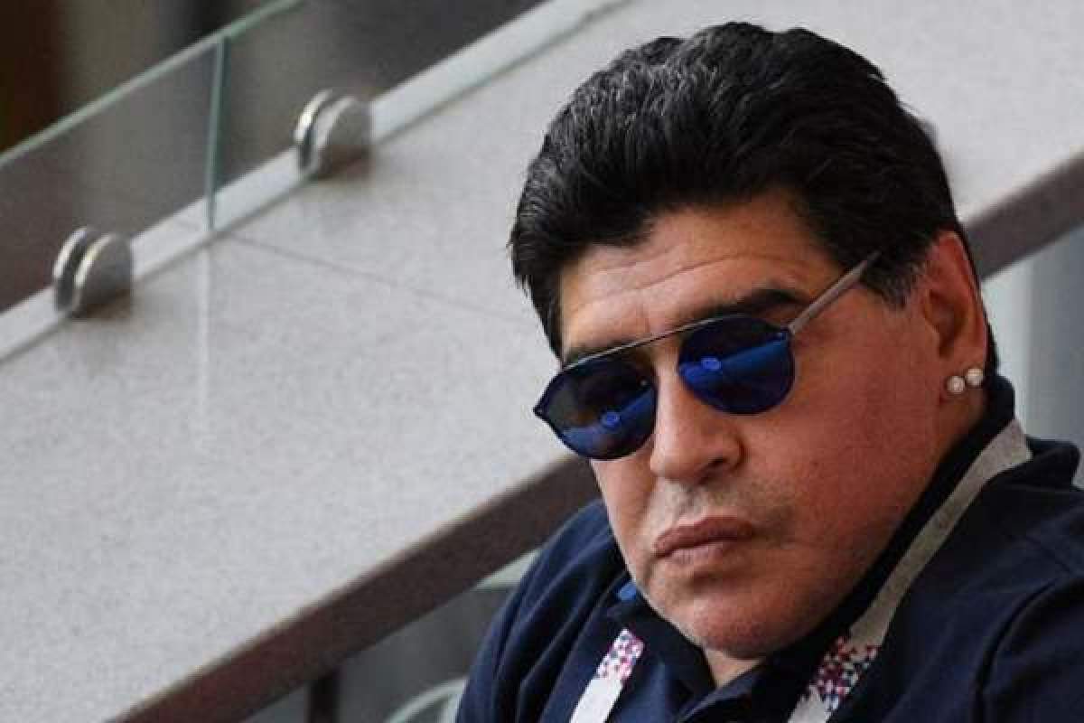 Diego Maradona  cu ochelari de soare