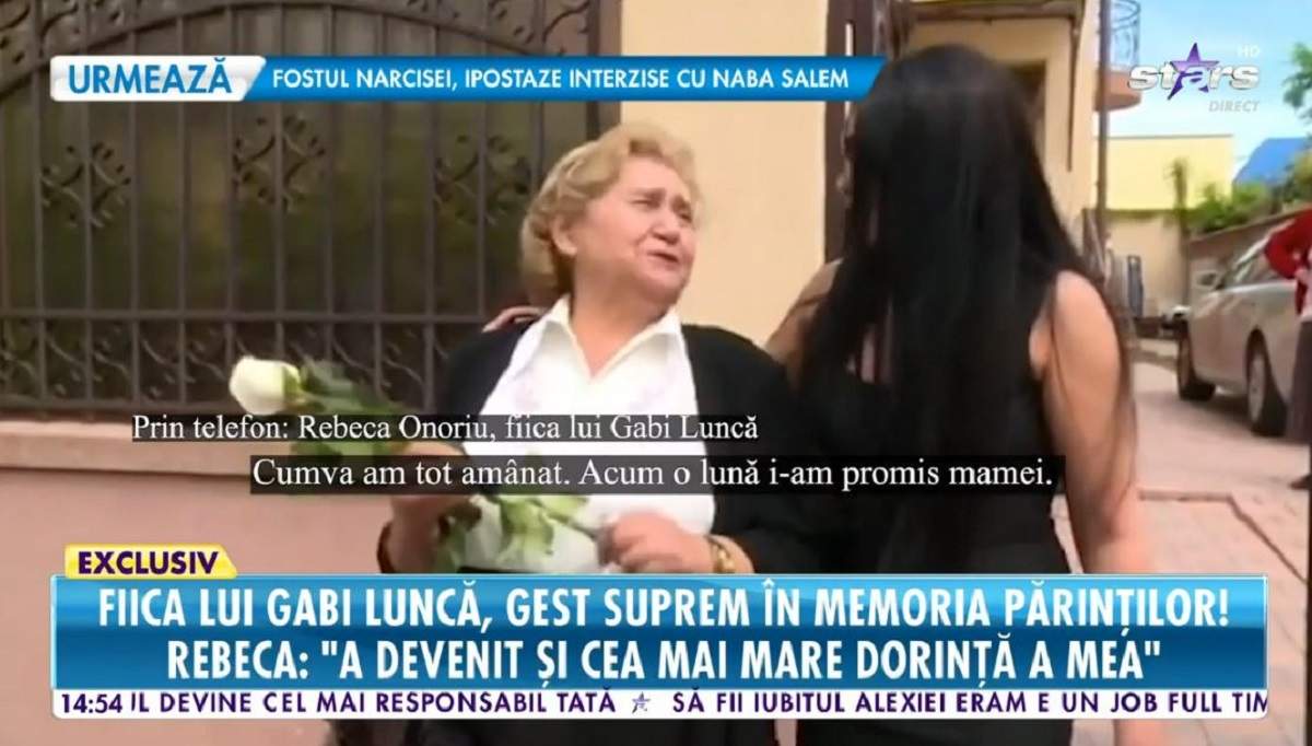 Gabi Luncă și fiica ei sunt în fața casei. Regretata artistă are în mână un trandafir alb.