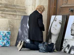 Protest în fața Curţii de Apel pentru victimele Colectiv. Portretele tinerilor au fost expuse pe scări / FOTO