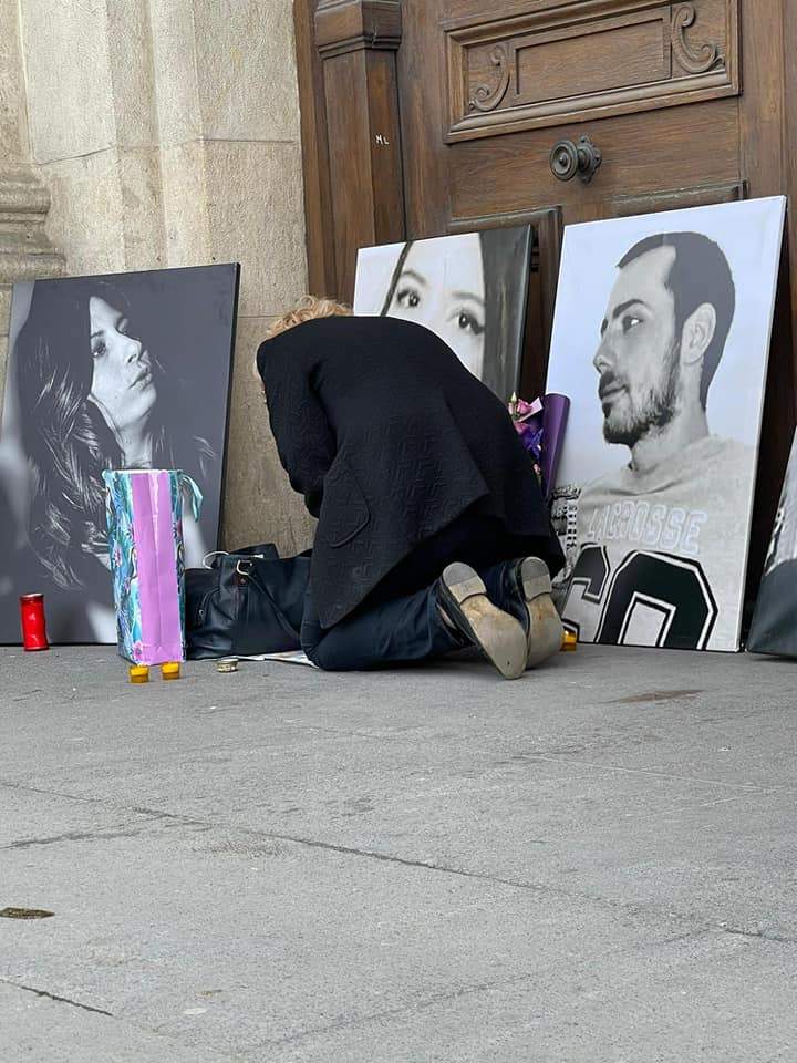 Protest în fața Curţii de Apel pentru victimele Colectiv. Portretele tinerilor au fost expuse pe scări / FOTO