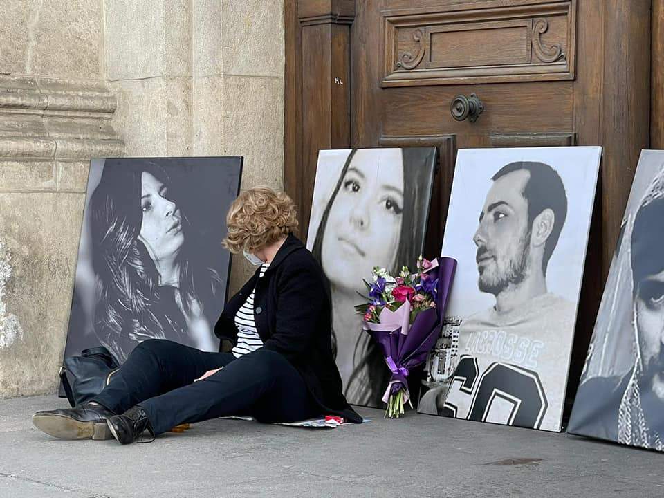 Protest în fața Curţii de Apel pentru victimele Colectiv. Portretele tinerilor au fost expuse pe scări / FOTO