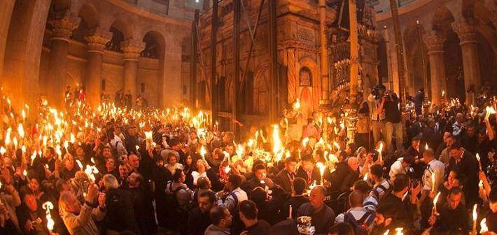 Lumina Sfântă a Învierii s-a aprins la Mormântul de la Ierusalim. Mii de credincioși s-au adunat să vadă minunea / VIDEO
