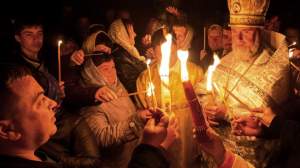 Lumina Sfântă a Învierii s-a aprins la Mormântul de la Ierusalim. Mii de credincioși s-au adunat să vadă minunea / VIDEO