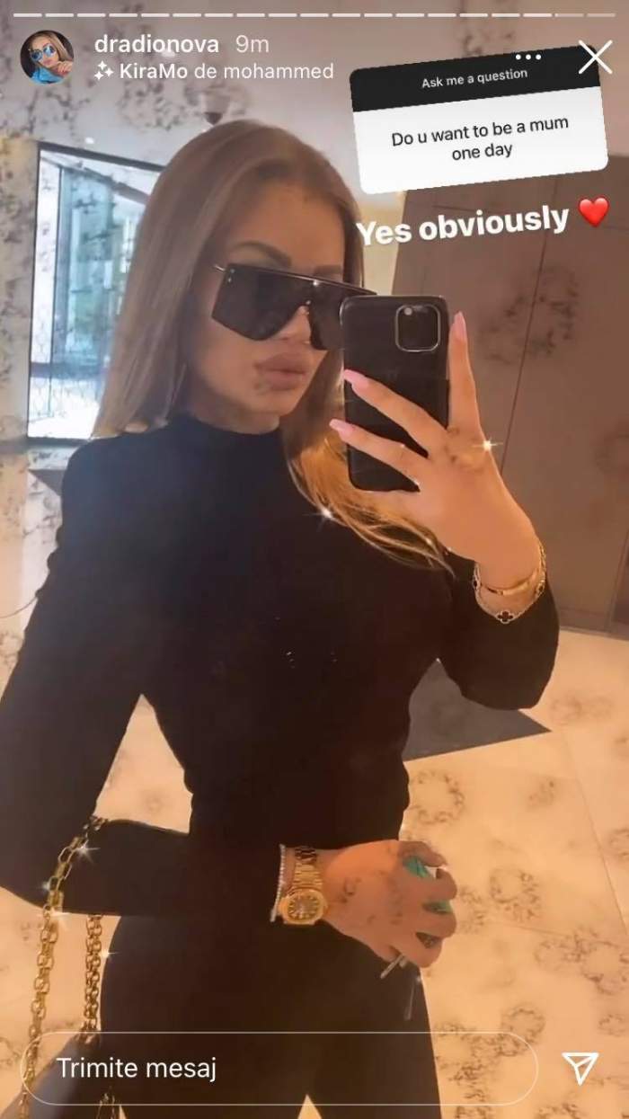 Daria Radionova poartă o maletă neagră și pantaloni negri. Vedeta își face poză în oglindă cu telefonul și le spune fanilor că vrea să devină mamă într-o zi.