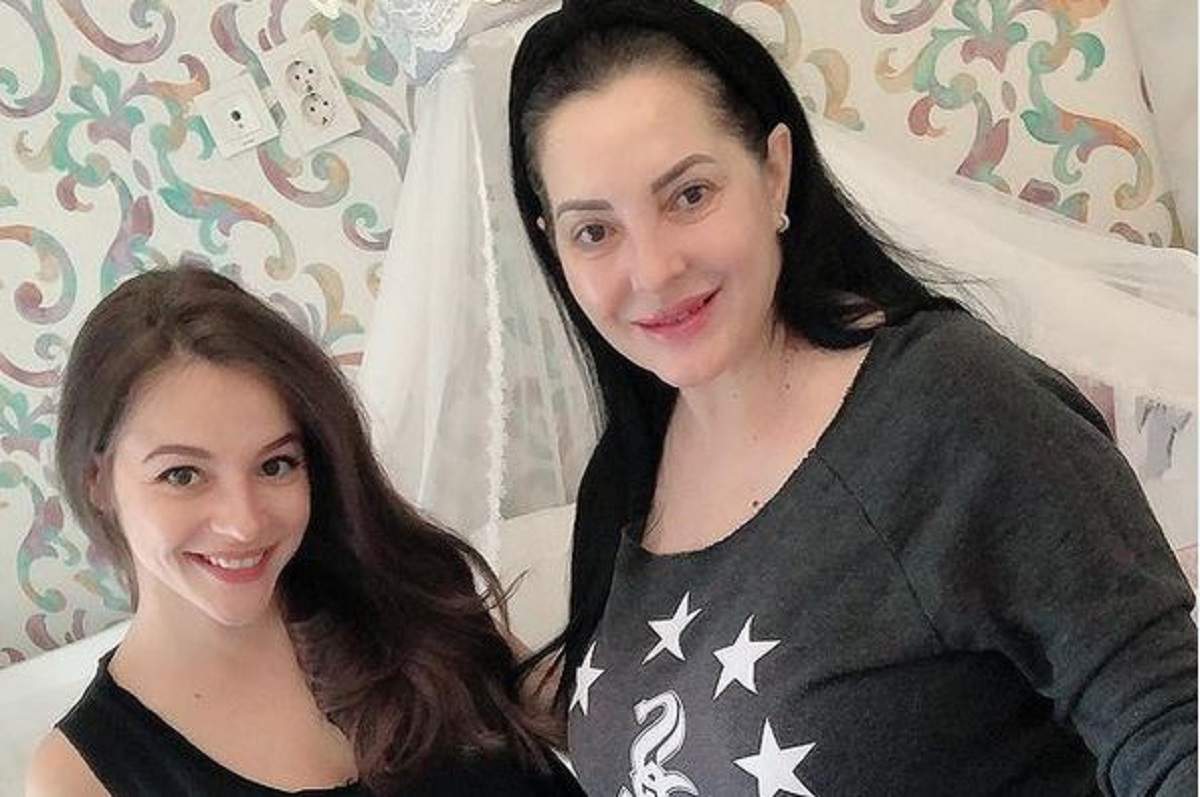 Angela Rusu și fiica ei, Larisa, își fac un selfie. Vedeta poartă o bluză gri petrol cu steluțe albe, iar fata ei un maiou negru.