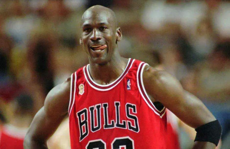 Michael Jordan pe teren, are tricoul rosu