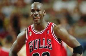 Tricoul lui Michael Jordan a fost vândut pentru suma record de 1,38 de milioane de dolari! Cum arată piesa vestimentară