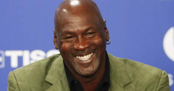 Tricoul lui Michael Jordan a fost vândut pentru suma record de 1,38 de milioane de dolari! Cum arată piesa vestimentară