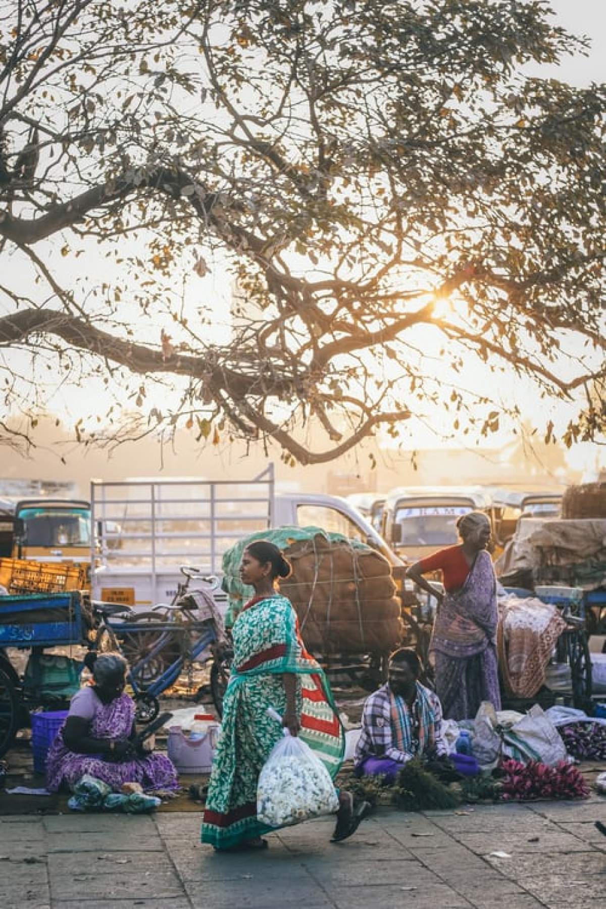 oameni pe stradă în India