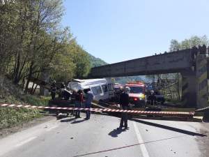 Accident grav în Neamț! Două persoane dintr-un microbuz au murit, după ce un pod de cale ferată s-a prăbușit peste ei, din cauza unui TIR