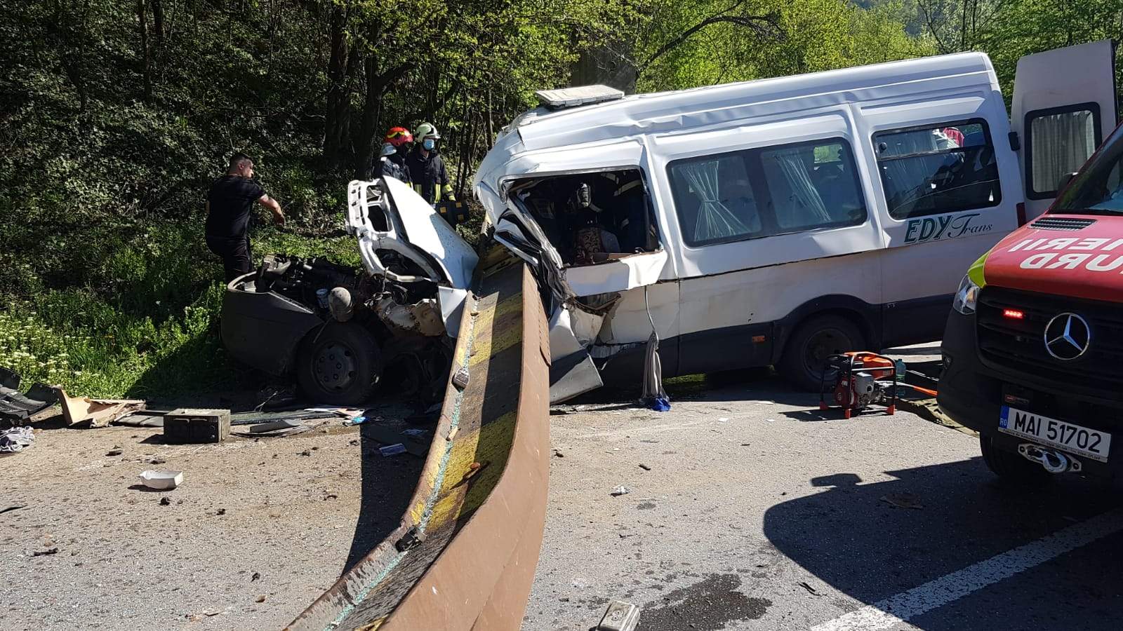 accidentul din neamt de astazi, microbuz strivit