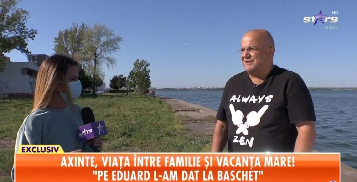 Axinte dă un interviu pentru Antena Stars. Actorul se află afară, în fața mării, și poartă un tricou negru cu scris și desene albe.