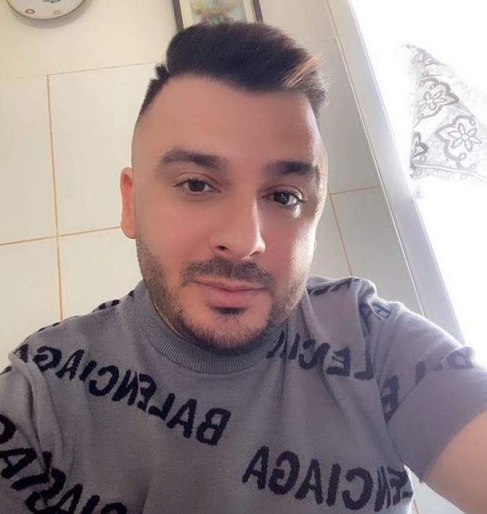 Liviu Guță își face un selfie. Artistul poartă tricou gri.