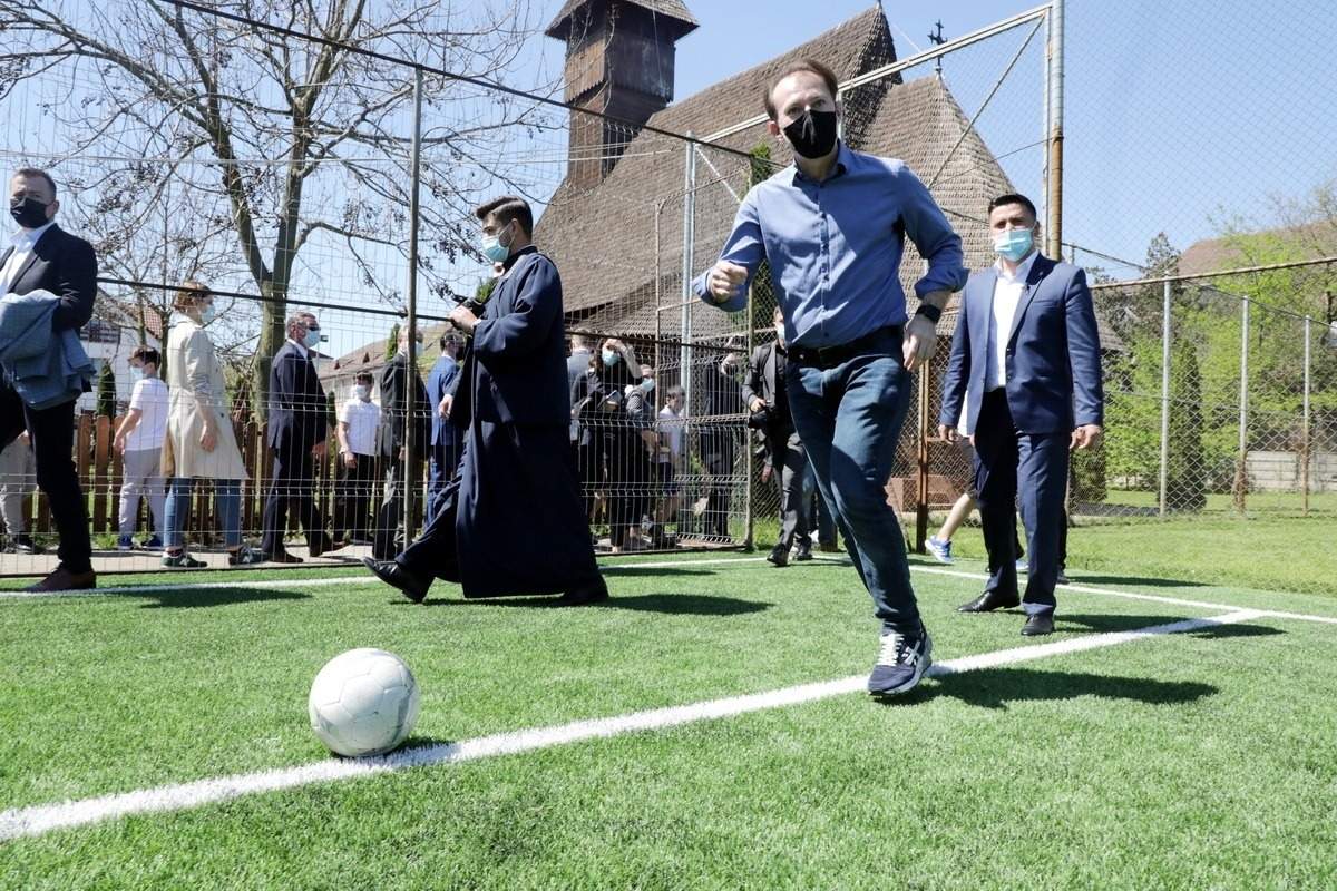 Cât costă adidașii purtați de Florin Cîțu. Suma enormă pe care a plătit-o premierul pentru o pereche de pantofi sport
