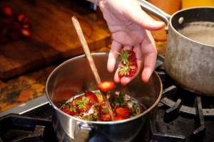 5 rețete simple de sirop de căpșune natural