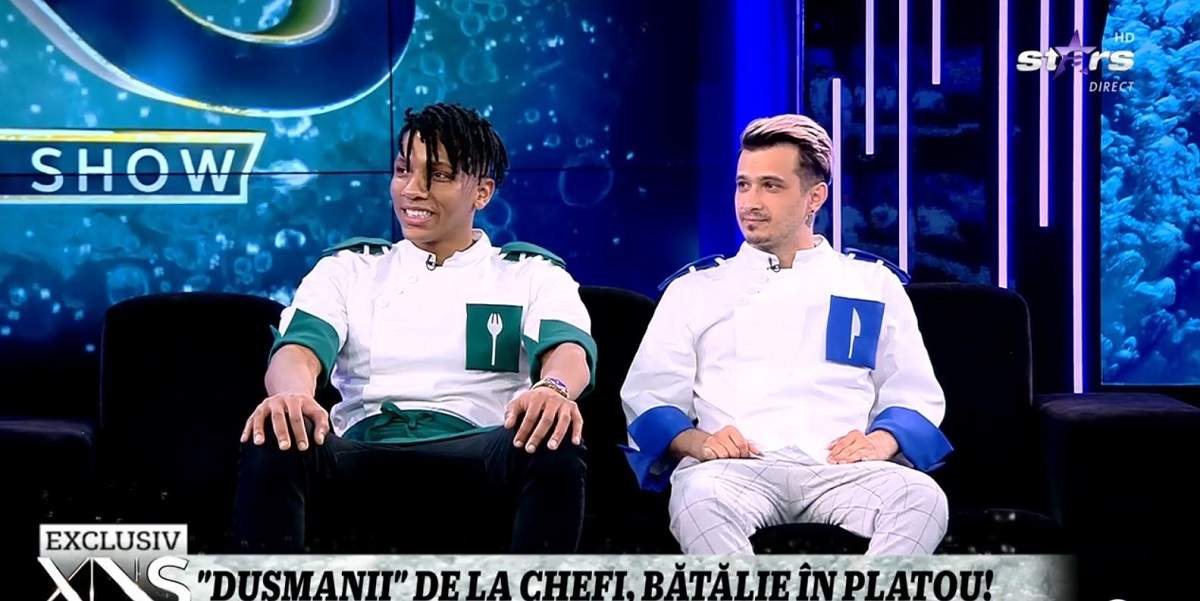 Alexandro Matias și Keed de la Chefi la cuțite stau pe canapeaua neagră din platoul emisiunii Xtra Night Show. Amândoi poartă uniforme albe, de bucătari.