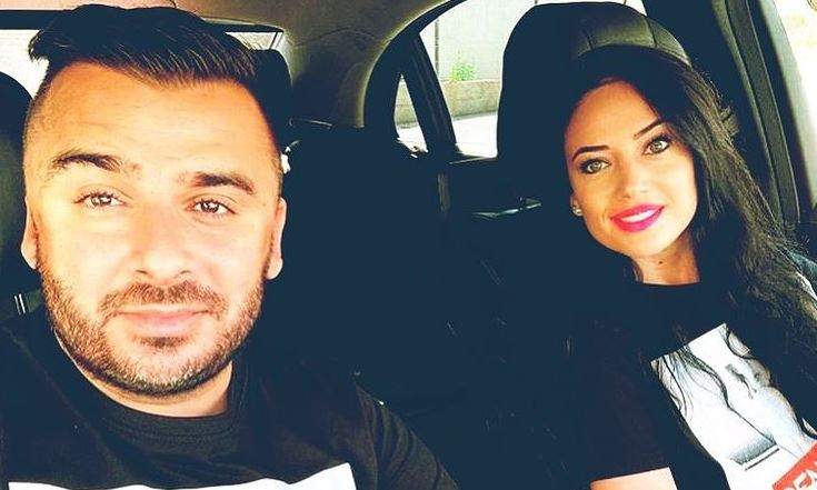 Liviu Guță și soția lui, Roxana, sunt în mașină. Cei doi își fac un selfie.