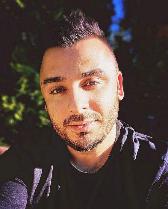 Liviu Guță își face un selfie. Artistul poartă tricou negru.