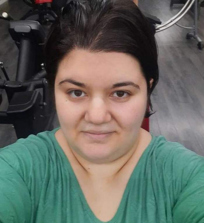 Claudia Radu își face un selfie. Fosta concurentă de la Chefi la cuțite poartă un tricou verde și zâmbește discret.