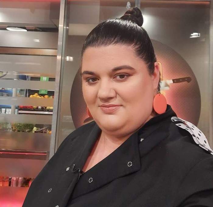 Claudia Radu își face un selfie. Fosta concurentă se află la Chefi la cuțite. Tânăra poartă o uniformă neagră, de bucătar.