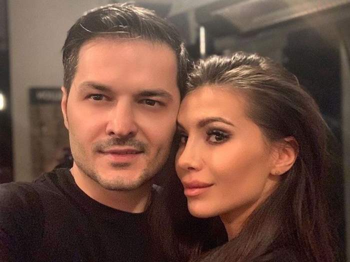 Liviu Vârciu și Anda Călin într-un selfie. Amândoi sunt îmbrăcați în negru, el în tricou, ea în bluză de piele, și zâmbesc.