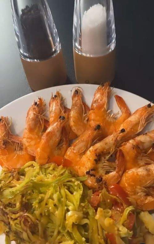 Rețeta de paste cu creveți și dovlecel a Cristinei Șișcanu! Vedeta de la Antena Stars a pregătit o cină delicioasă / FOTO