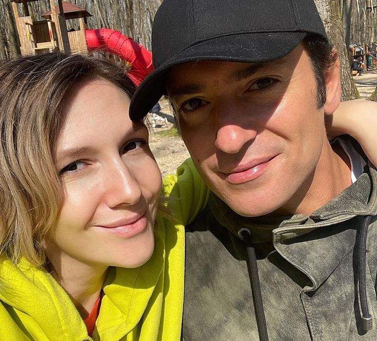 Adela Popescu și Radu Vâlcan sunt în parc. Artista poartă un hanorac galben, iar soțul ei unul gri și o șapcă neagră. Amândoi zâmbesc într-un selfie.