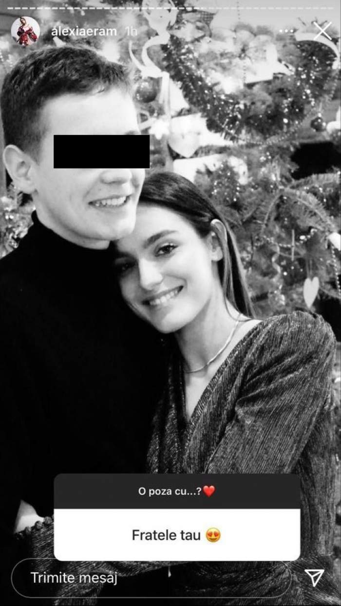 O poză alb-negru cu Alexia Eram și fratele ei. Cei doi se țin în brațe și zâmbesc.