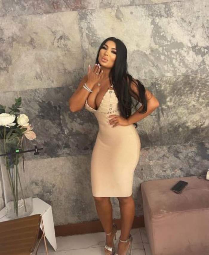 Alina Marymar cu rochie nude, mulată.