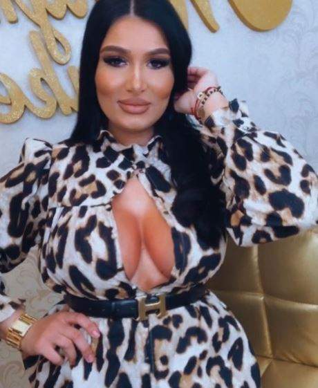 Mihaela cu rochie animal print, decoltată.