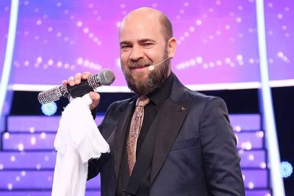 Cum arăta Cosmin Seleși în timp ce era student! Chiar prezentatorul de la Te cunosc de undeva a publicat imaginea