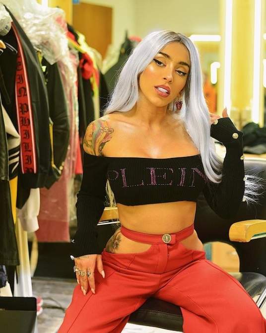 ruby cu parul alb