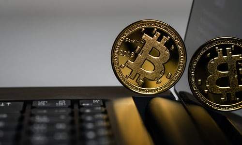 bitcoin pe tastatura unui laptop