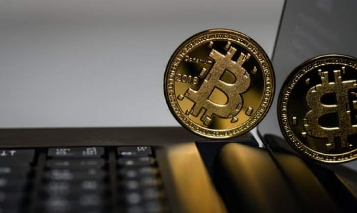 bitcoin pe tastatura unui laptop