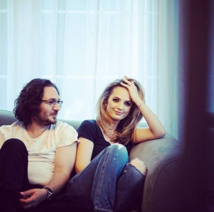 Florin Dumitrescu și soția sa, pe canapea, ședință foto.