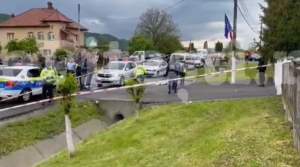 Crimă șocantă în județul Arges. Un bărbat și-a omorât soția și copilul în curtea unei biserici