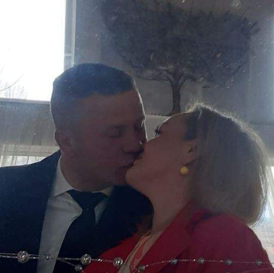 Victorina Matveev alături de soțul său, în timp ce se sărută.
