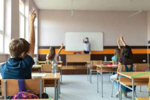 Un elev din București a fost strivit de un dulap chiar în sala de clasă. Copilul a fost dus de urgență la spital